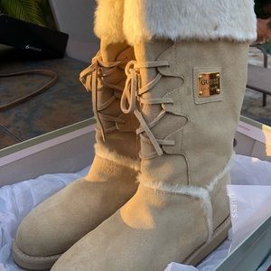 • Guess eskimo suede light tan fur boots •